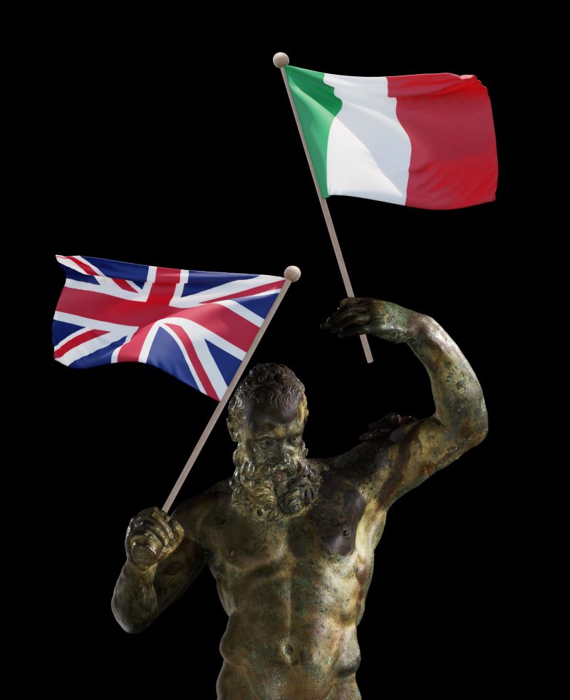 Statue d'Hercule portant les drapeaux britannique et italien. MDAA © Rémi Bénali – service médiation