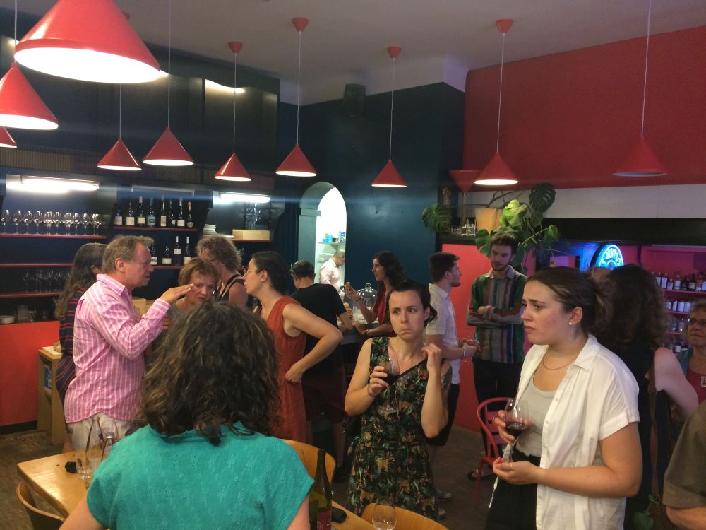 Personnes discutant lors d'une soirée conversation