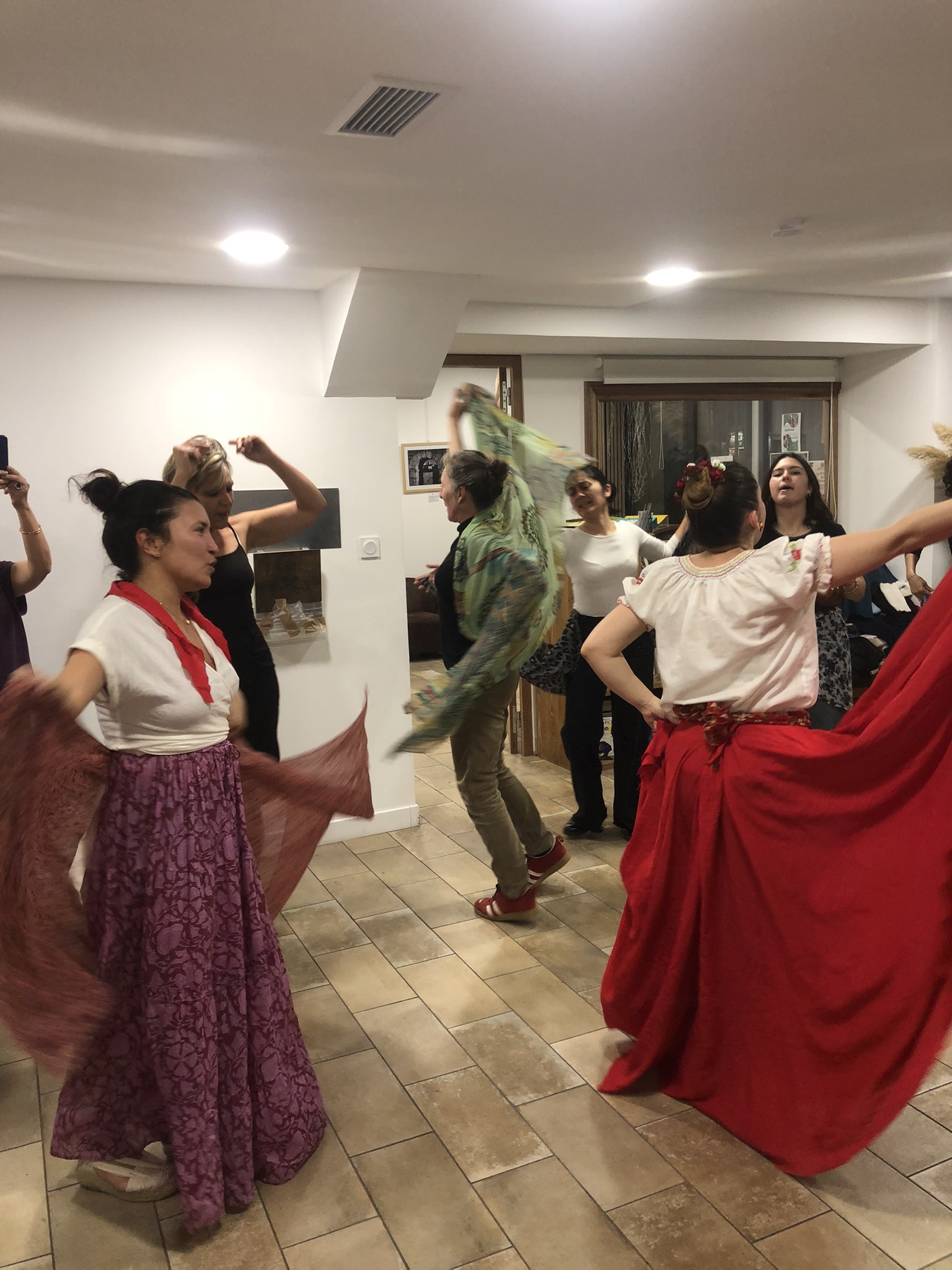 Personnes discutant lors d'une soirée conversation